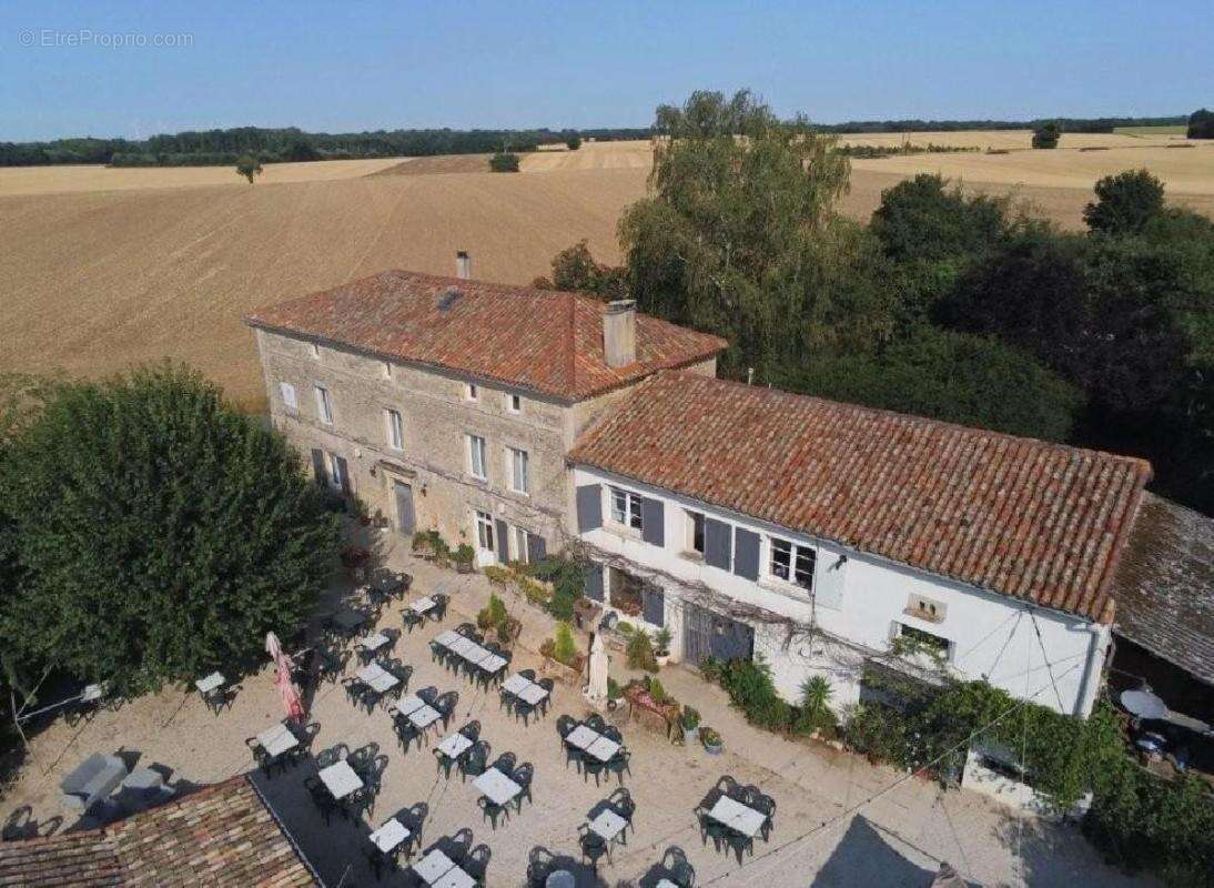 Maison 342 m² à Ruffec  - photo 2