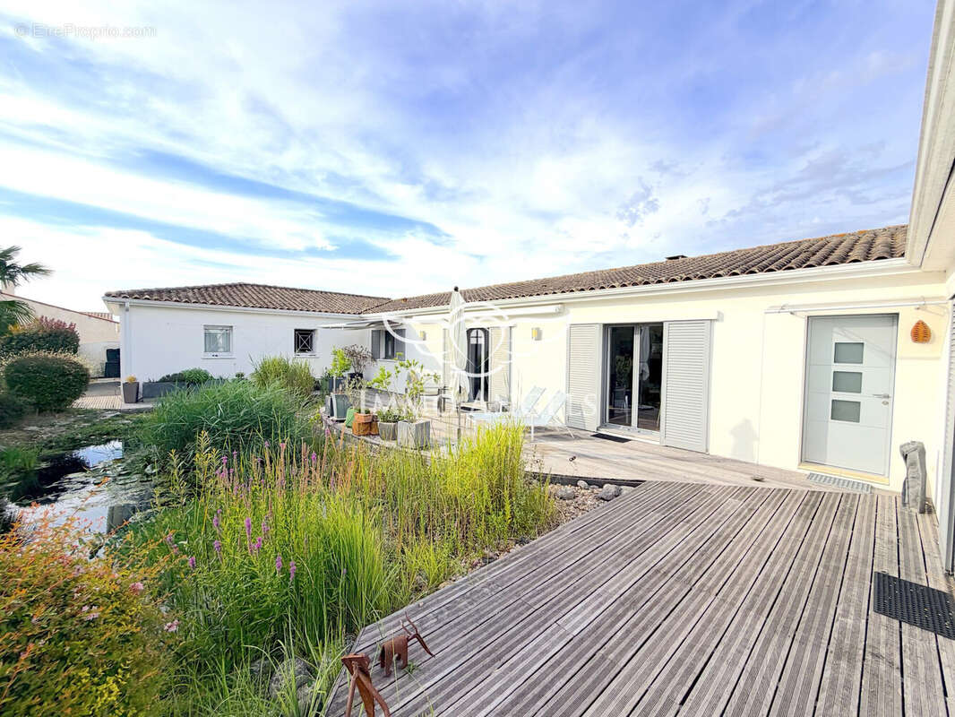 Maison 162 m² à Semussac  - photo 3