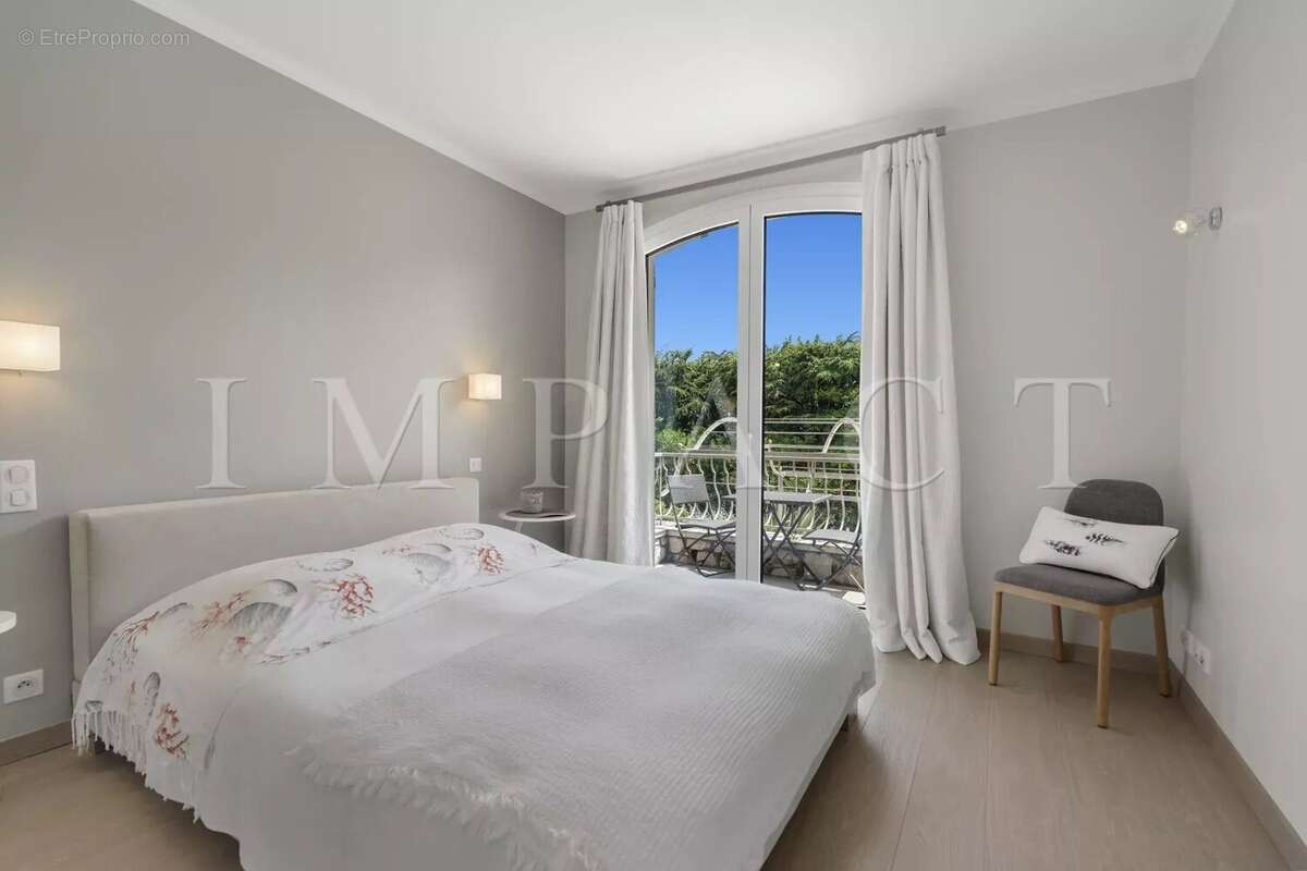 Maison à LA ROQUETTE-SUR-SIAGNE