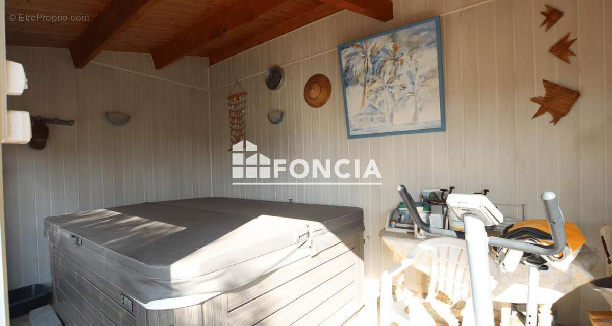 À seulement 400 m de la magnifique plage de Châtelaillon, découvrez cette spacieuse maison qui saura vous séduire ! - photo 12