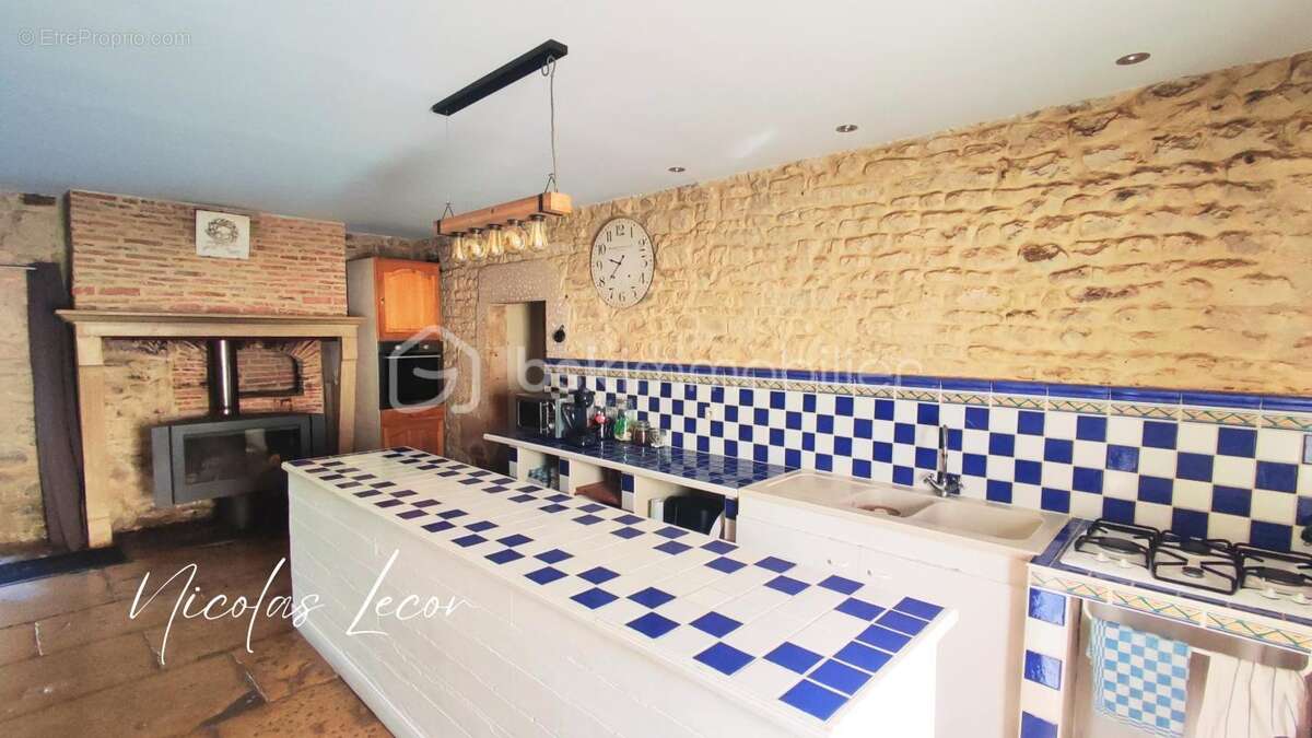 Authentique longère de 170 m² habitables – 4 chambres – Grange – Dépendances – Terrain clos d'environ 2 400 m² - photo 4