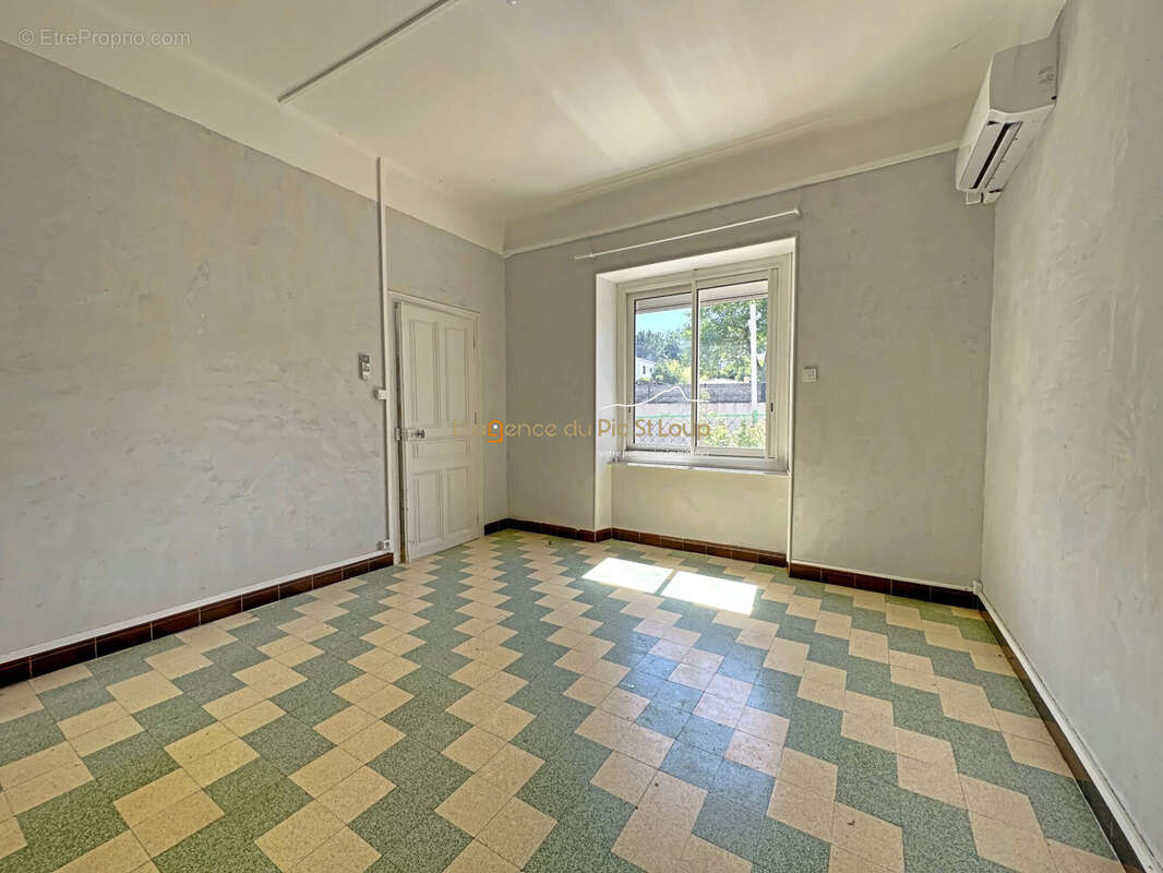 Maison à CRUVIERS-LASCOURS