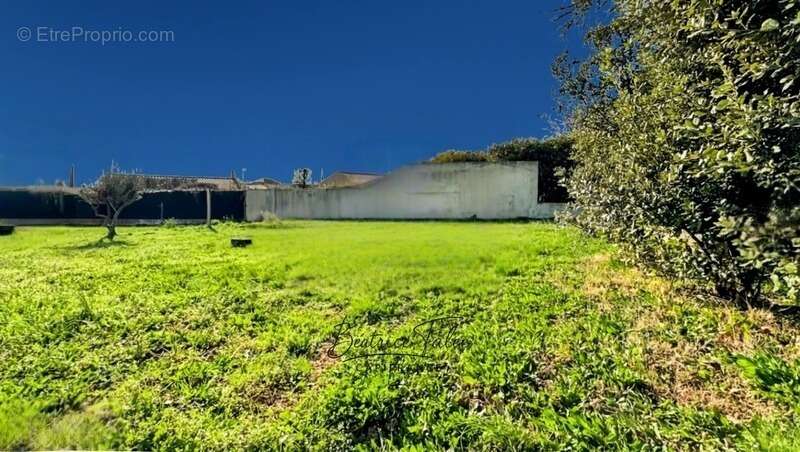 Terrain à POURRIERES