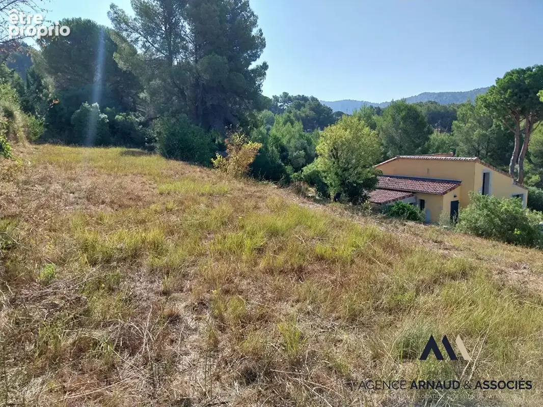 A saisir : Terrain à bâtir au Castellet - photo 2