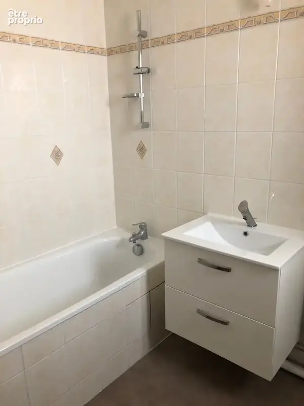 Laissez-vous séduire par ce superbe appartement entièrement rénové, où lumière, confort et qualité de vie se r - photo 10