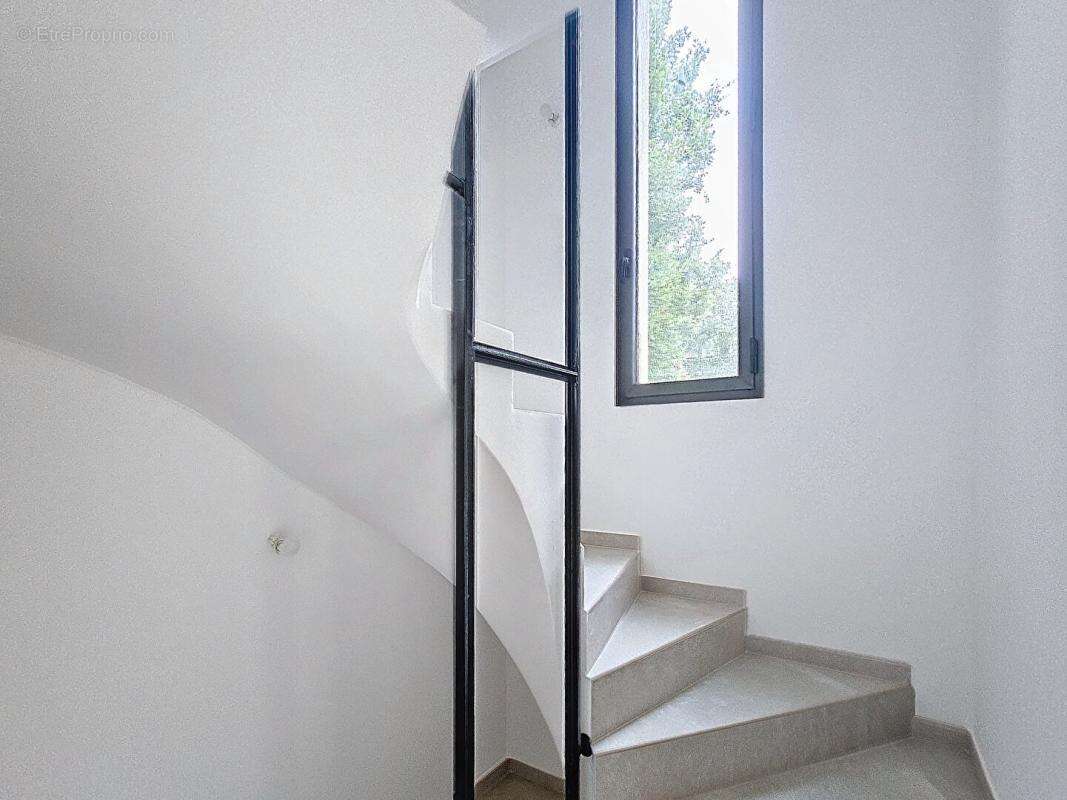 Maison à SAINT-CEZAIRE-SUR-SIAGNE