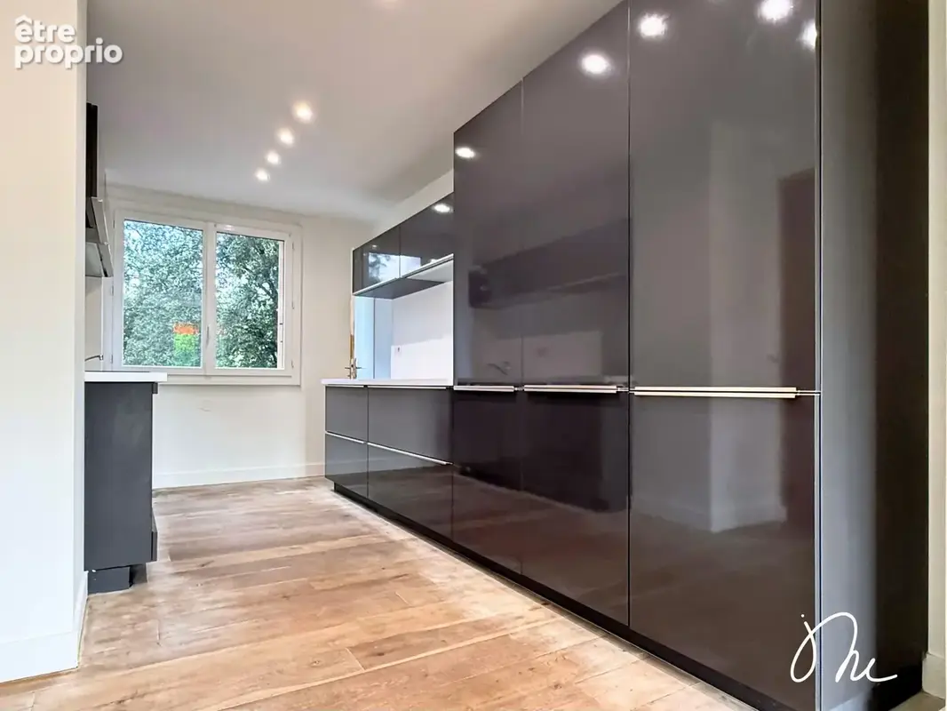 Appartement T4 rénové avec vue dégagée, balcon et cave - photo 3