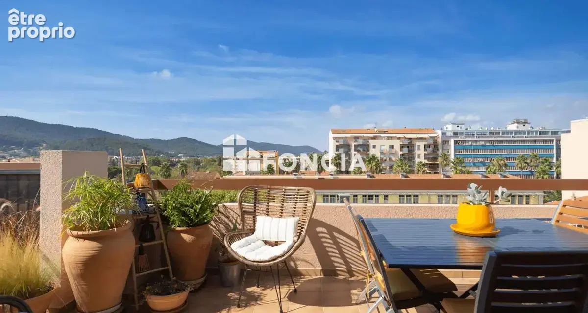 Hyeres centre-ville dernier etage + terrasse+ garage - photo 3