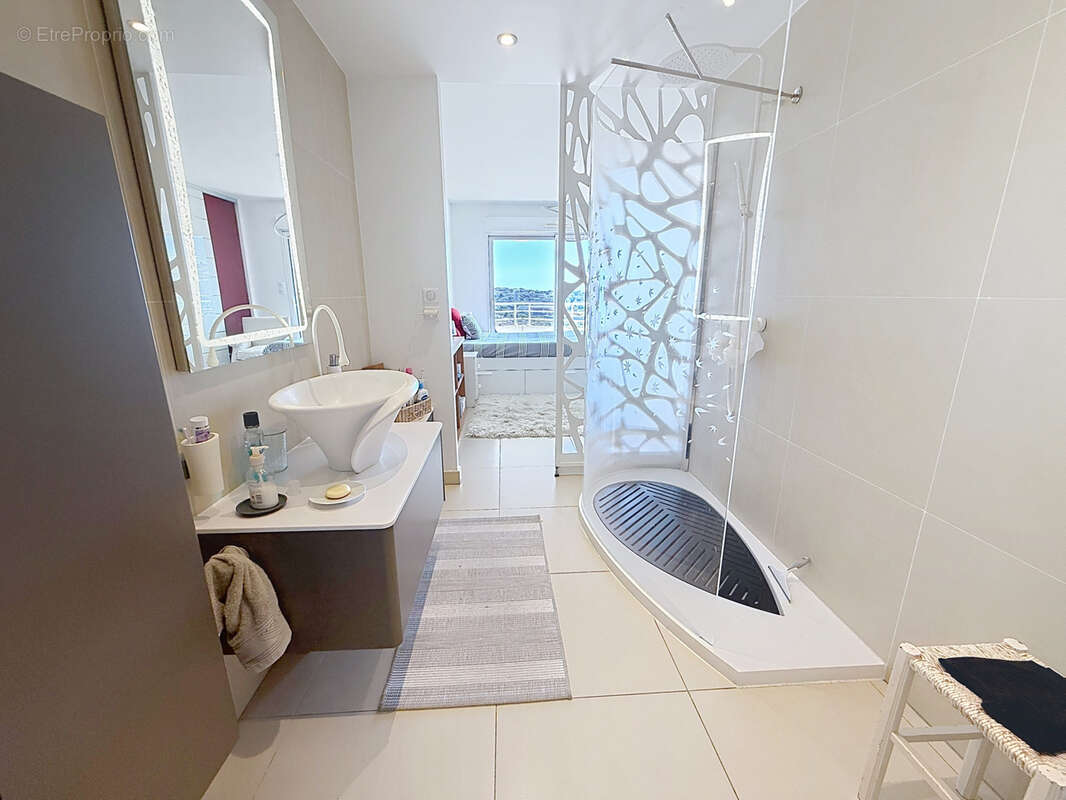 Appartement à SAINT-LAURENT-DU-VAR