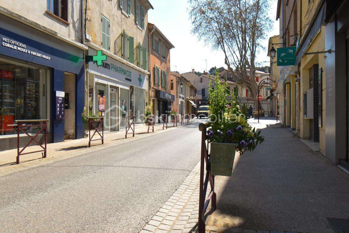Commerce à SAINT-CYR-SUR-MER