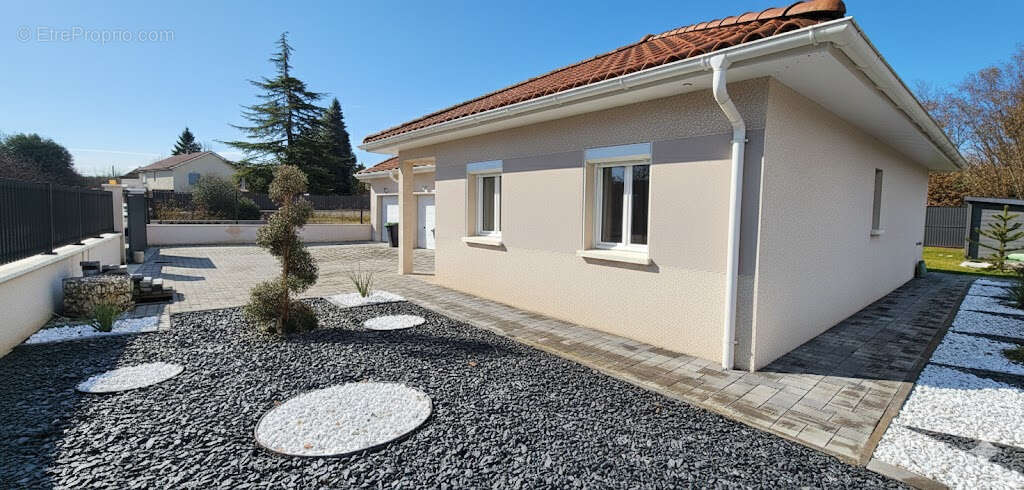 Maison à LA CHAPELLE-DE-LA-TOUR