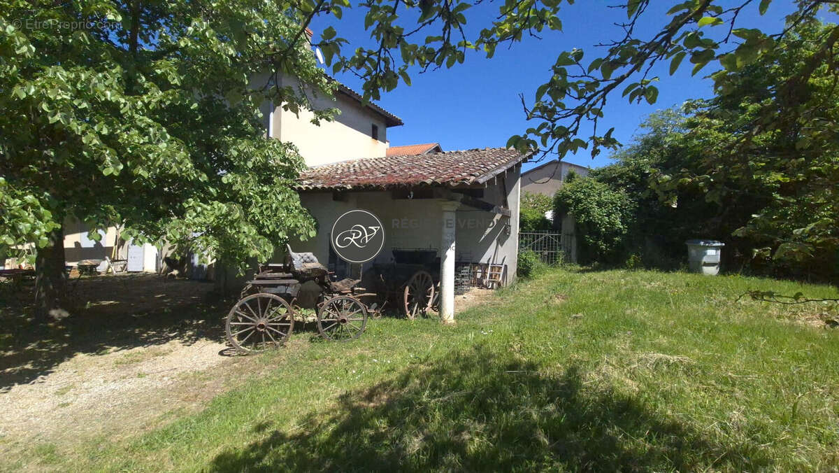 Maison à MONTANAY