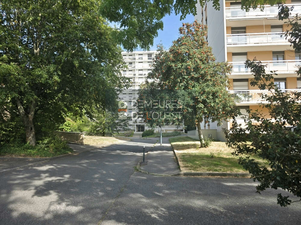 Appartement T2 - 63,50 m2 - 1 chambre - grand balcon - cave - un parking abrité - photo 12