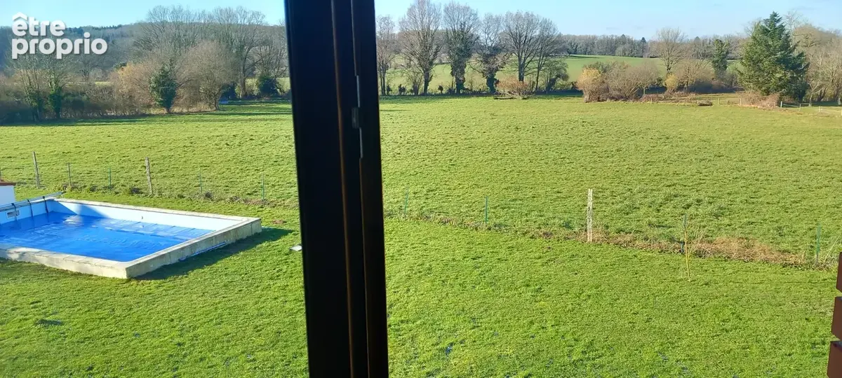 Grande fermette rénovée et gîtes, granges,  sur 2100m2 de terrain avec puits et piscine chauffée. - photo 14
