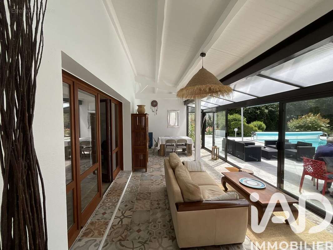 Maison 235 m² à Sainte-Soulle  - photo 8