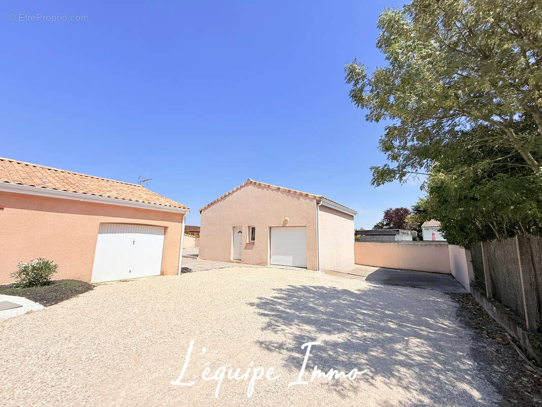Maison T4 de 116 m2- Maison duplex T2- 2 garages- Piscine- Terrain de 1980 m2- - photo 9