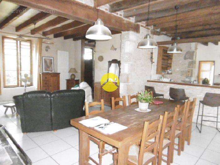 Maison à SAINT-HILAIRE-SUR-BENAIZE