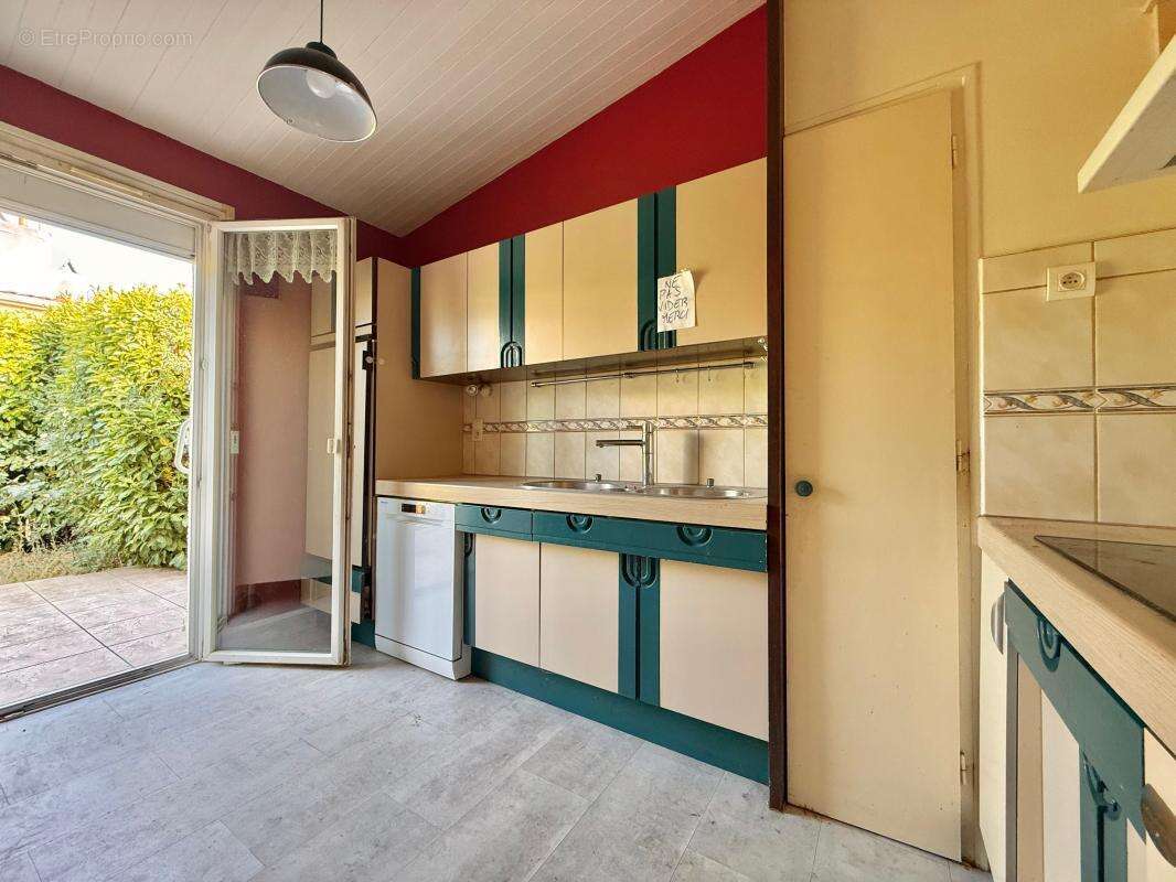 Maison à rénover avec garage et de nombreux stockage - photo 3
