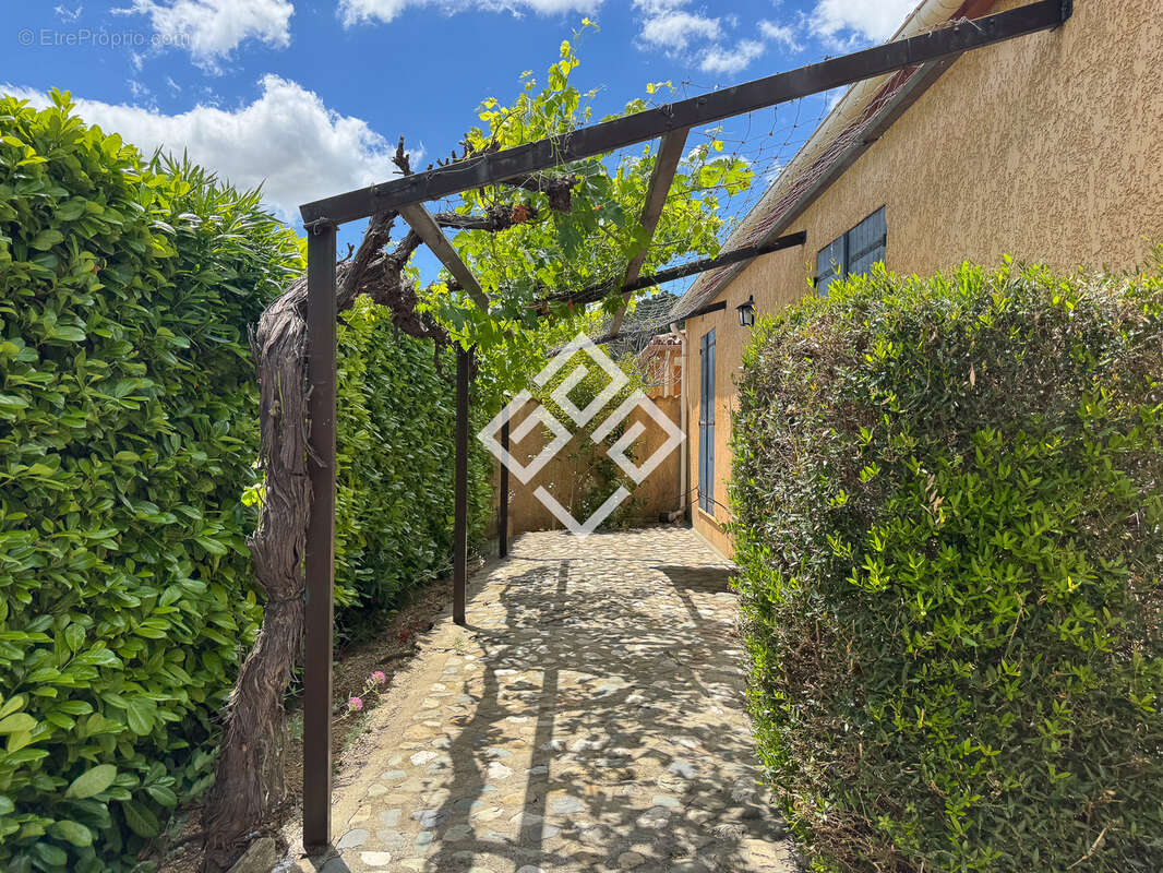 Villa de prestige avec piscine et dépendance. - photo 12