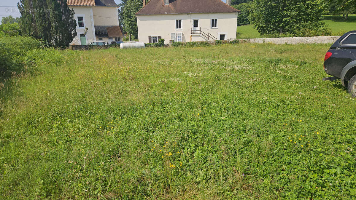 Parking à SAINT-HILAIRE-LES-PLACES