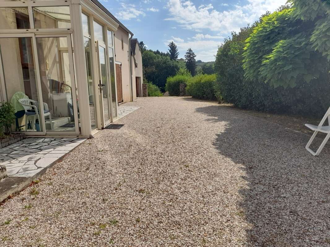 Maison à Cussy en Morvan  de 136 m2 - 8 pièces - diverses dépendances - terrain 1182 m2 - photo 17