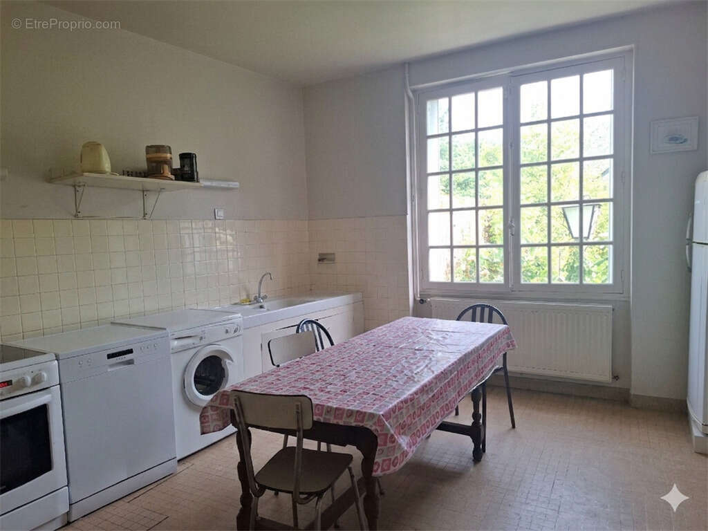 Meung-sur-Loire - 45130 - Hyper centre - 222 M² - 9 pièces - 6 chambres - 1 garage + grange - jardin - photo 8