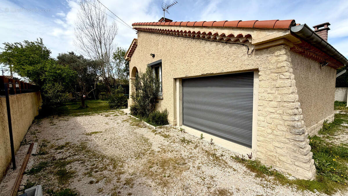 Maison à ENTRAIGUES-SUR-LA-SORGUE