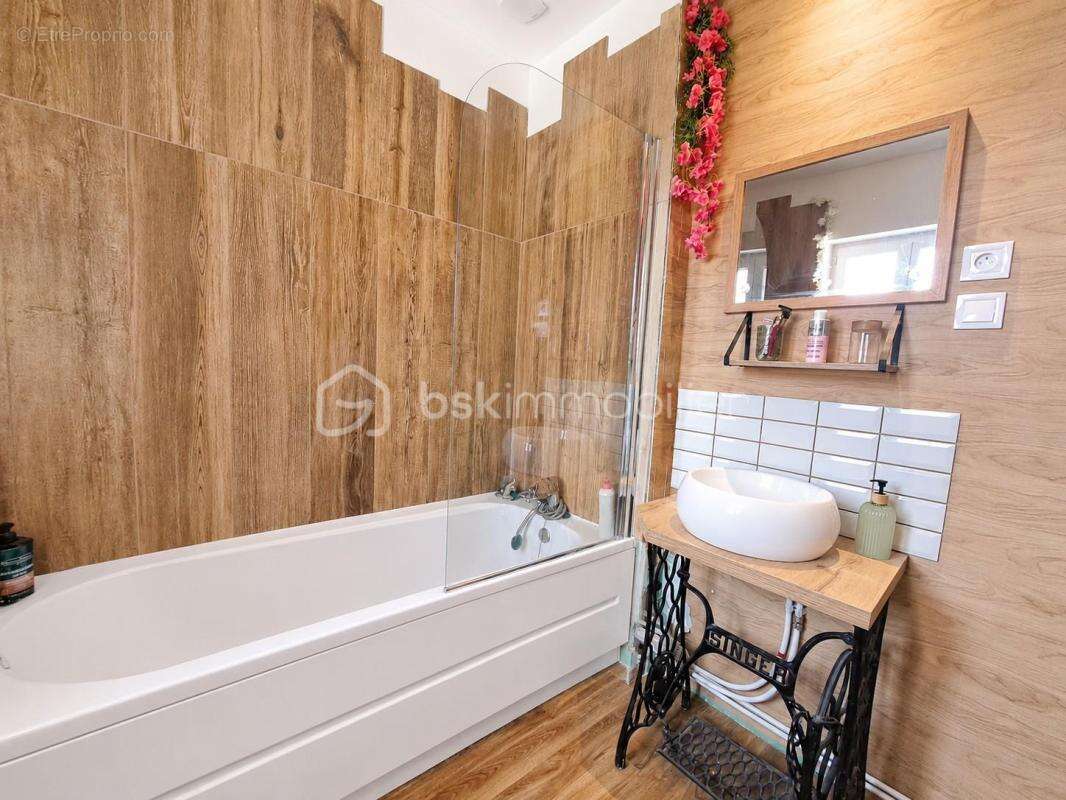 Maison renovee en briques avec entree sous porche et rentabilitee assuree - photo 17