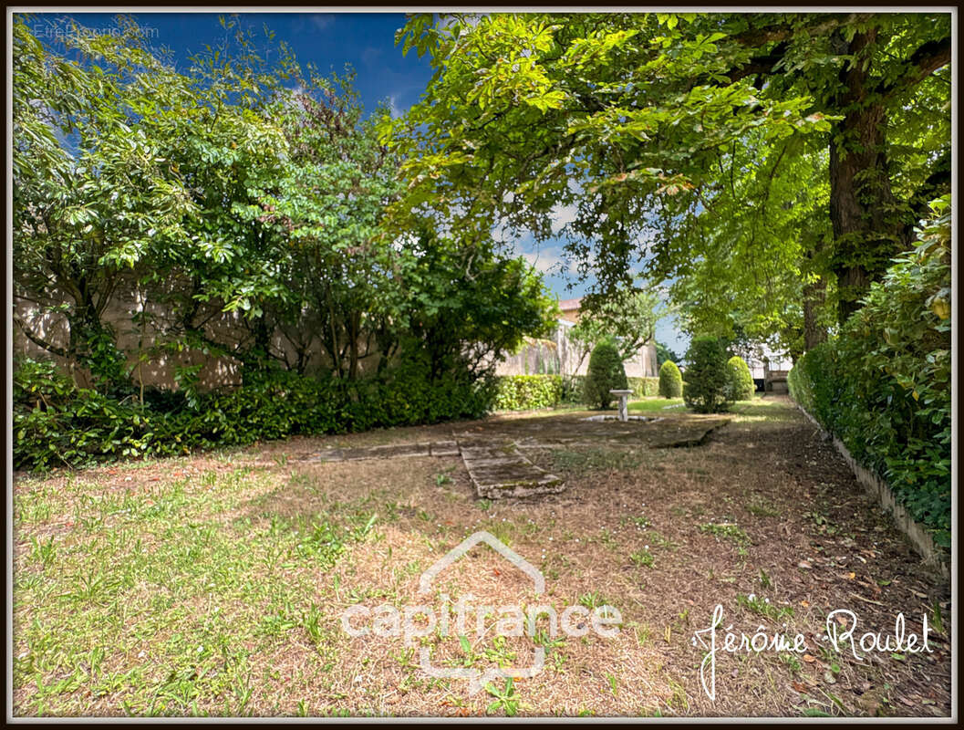 Hyper centre Neuville-de-Poitou – Maison de caractère 305 m² – Jardin, garages et fort potentiel - photo 27