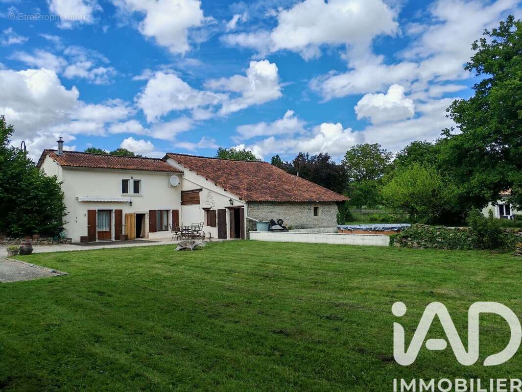 Maison 137 m² à Saint-Macoux  - photo 2