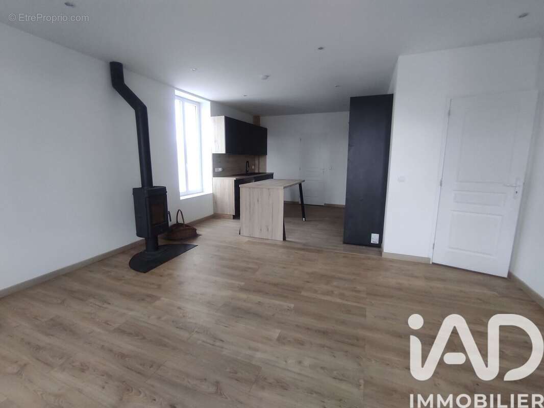 Maison 122 m² à Saint-Hilliers  - photo 5