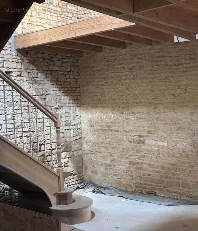 Maison Charentaise en pierre – 6 pièces – 188 m² – Terrain 2500 m² –  (16460) - photo 7