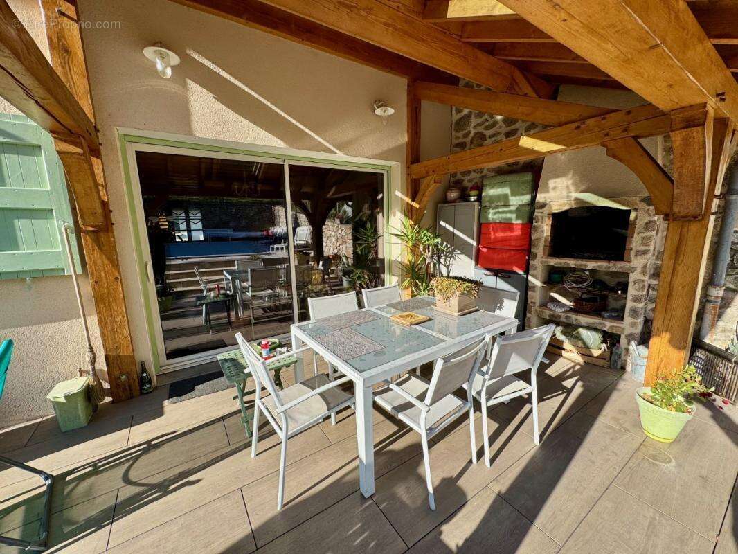 Maison à ENTRAYGUES-SUR-TRUYERE