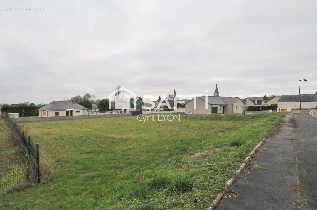 Terrain 756 m² à Vernantes  - photo 3