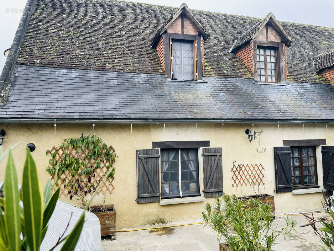 Maison à SAINT-GENOUPH