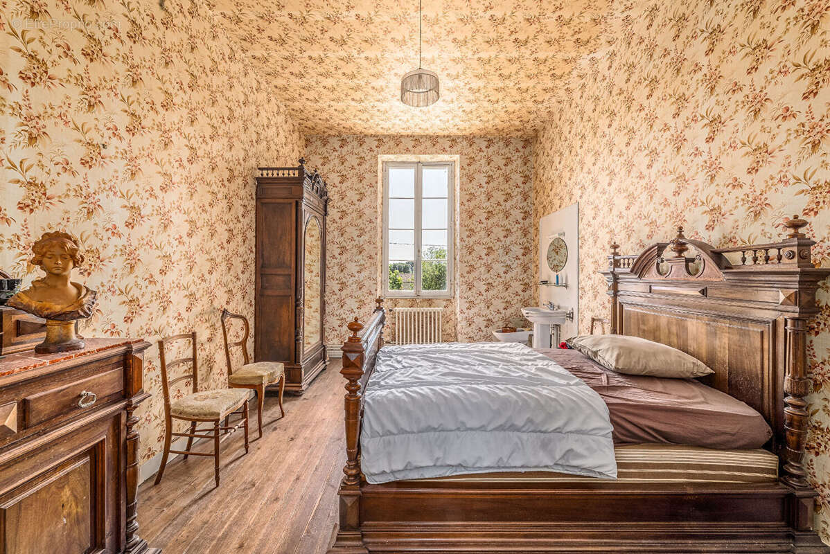 Maison à SAINT-CHRISTOPHE-DES-BARDES