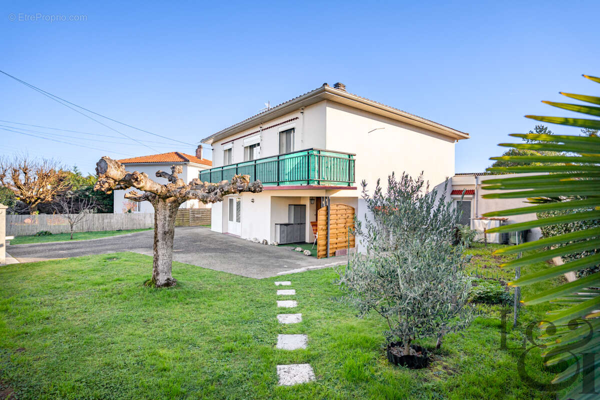 Maison à PUJOLS