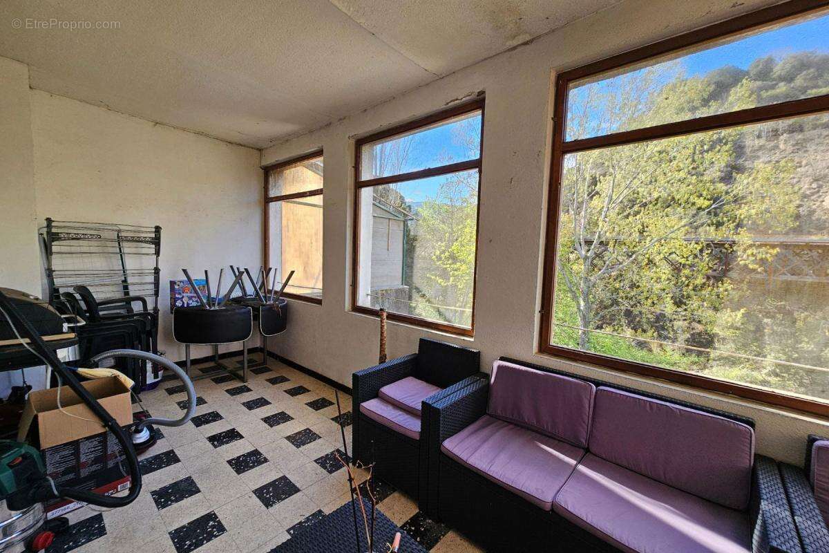 Appartement à REYNES