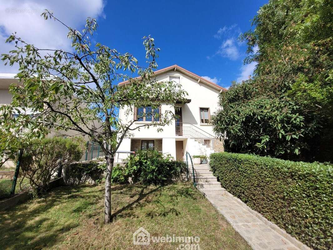 La maison située en hauteur offre une vue très dégagée