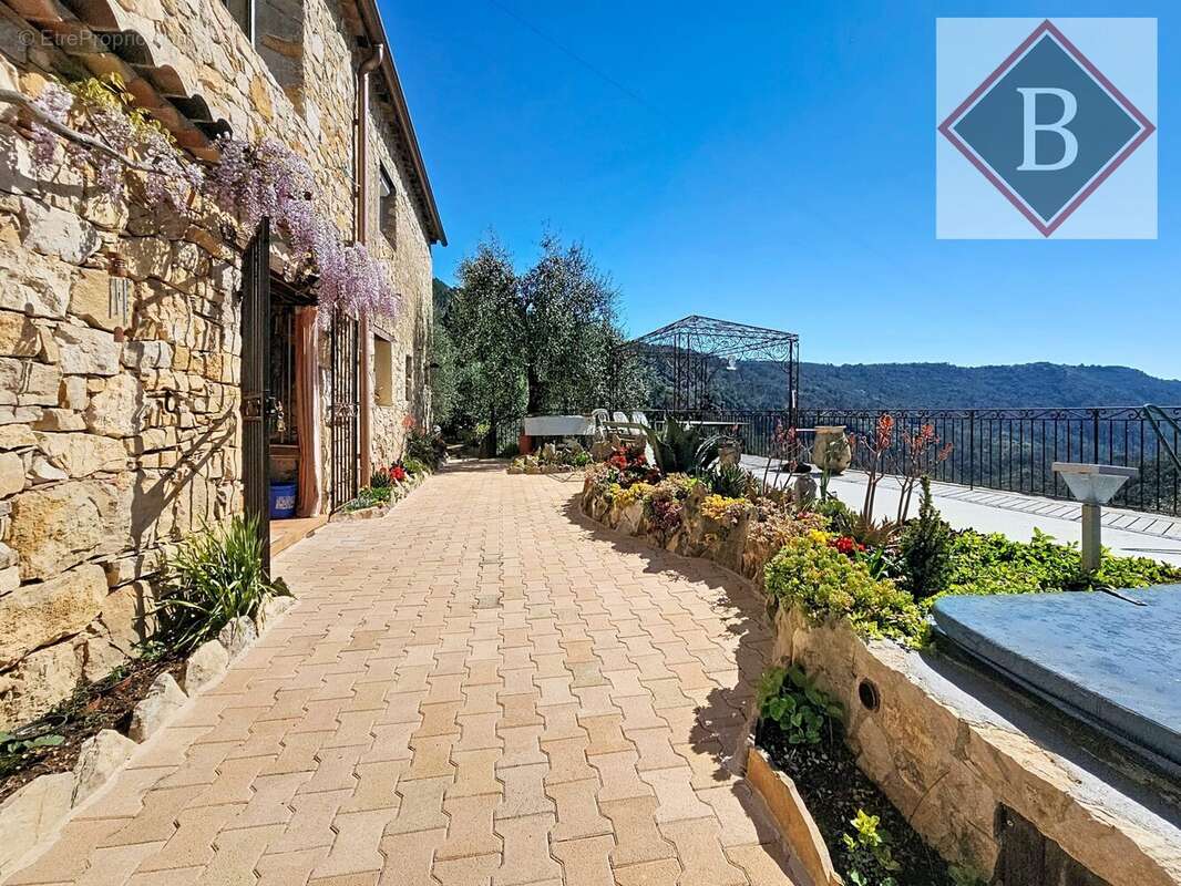 Maison à SAINT-CEZAIRE-SUR-SIAGNE