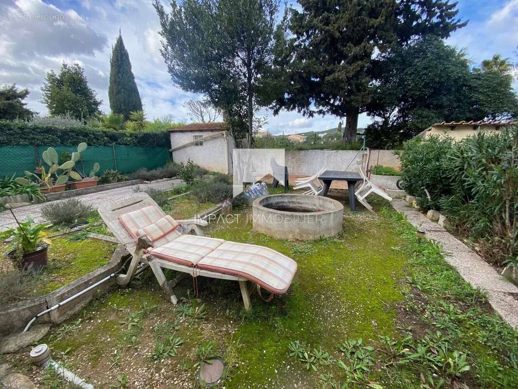 Maison mitoyenne avec jardin et garage – Fort potentiel – Quartier Macany, Hyères - photo 4