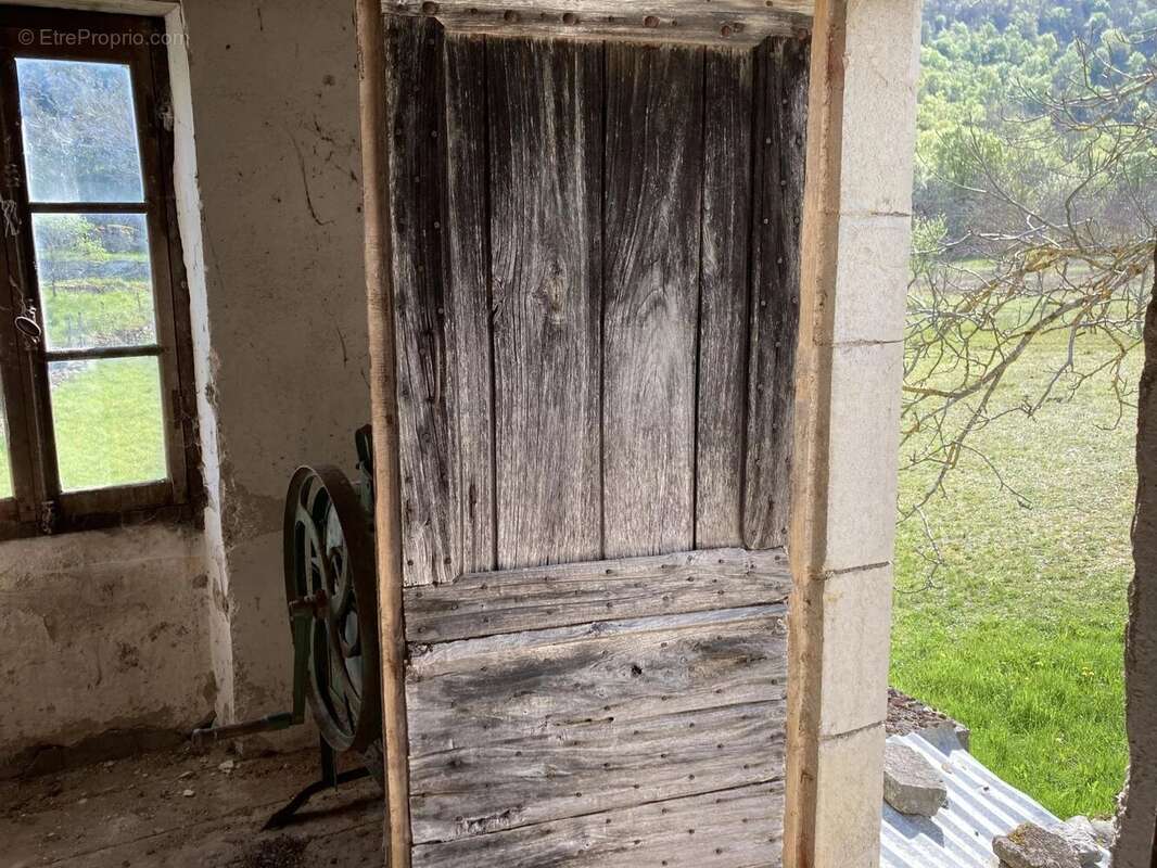 Unique dans le secteur de la vallée du Célé : magnifique ancienne ferme avec pigeonnier à rénover entièrement, située sur un ter - photo 7