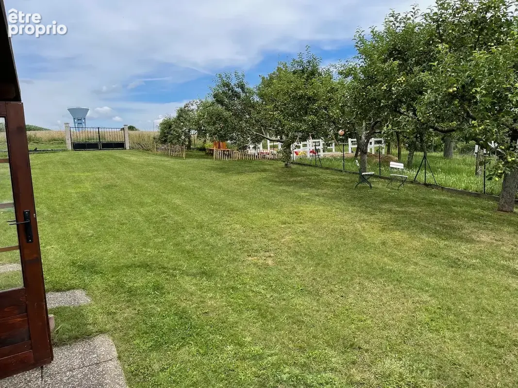 Jolie maison de campagne avec un grand terrain, située dans un beau cadre paisible . - photo 13