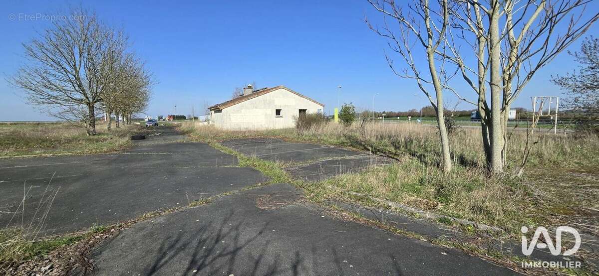 Photo 9 - Commerce à CHAUNAY