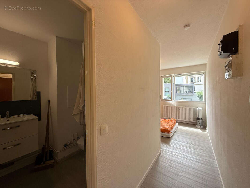 À vendre   Studio rénové au centre de Saint-Louis, proche gare - photo 5