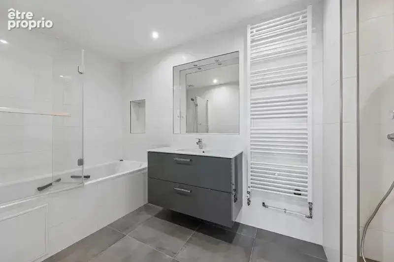 NEUILLY SAINT JAMES / LONGCHAMP: Élégant appartement familial de 158 m² sur jardin avec balcon - photo 10