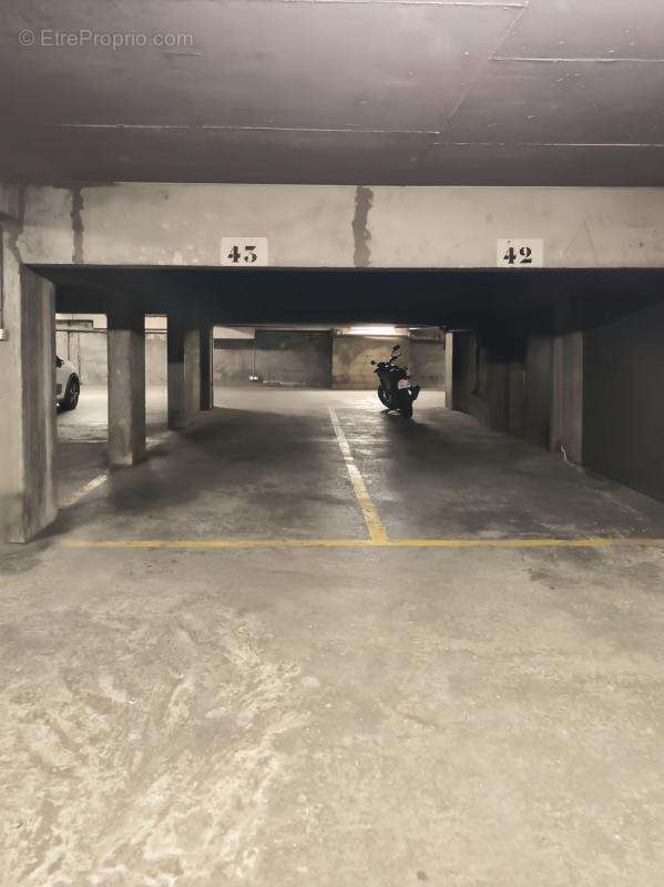 Parking à PARIS-20E