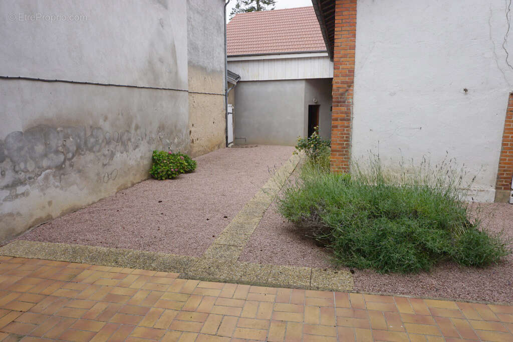 Maison de village avec dépendances. - photo 11