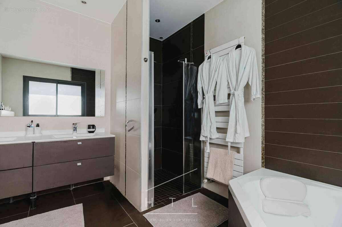 Maison contemporaine de 420 m2 avec piscine à Écully - photo 11