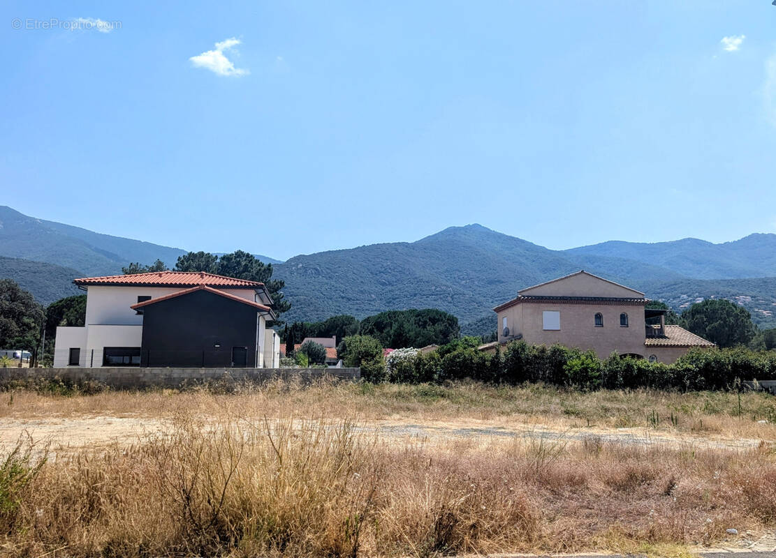 Terrain à LAROQUE-DES-ALBERES